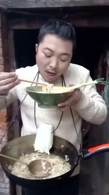 大学生拿着碗吃瓜视频播放,大学生创意吃瓜方式，碗碗瓜香引围观